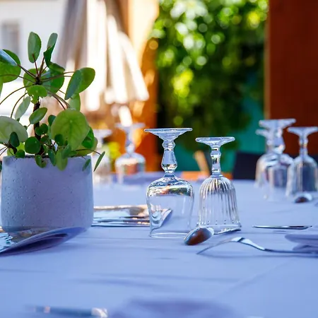 Hotel La Tablee Medievale Civrieux-dʼAzergues